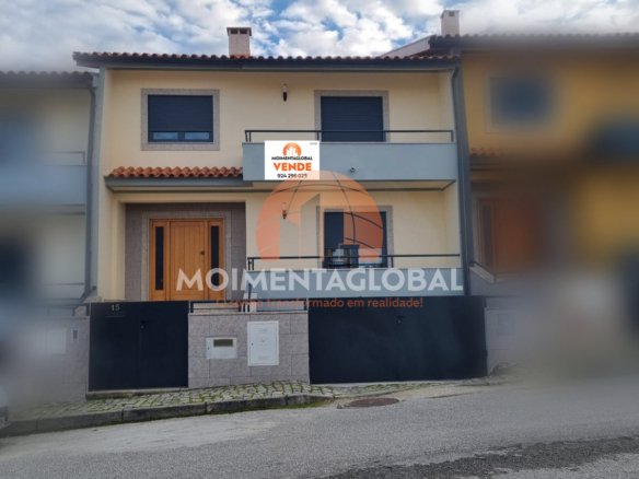 Moradia V4, em banda – Moimenta da Beira